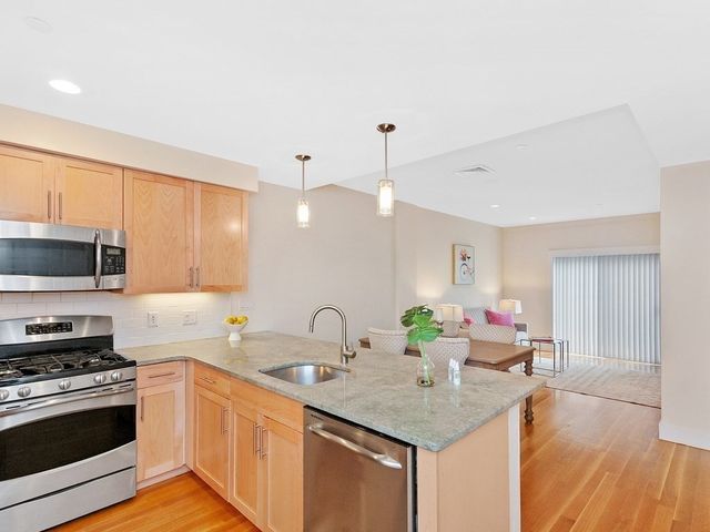 321 Hammond Pond Pkwy 106, Brookline, MA 02467