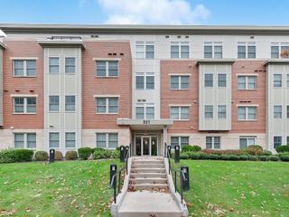 321 Hammond Pond Pkwy 106, Brookline, MA 02467
