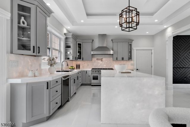 125 Hamilton Trl, Totowa Boro, NJ 07512