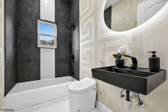 125 Hamilton Trl, Totowa Boro, NJ 07512