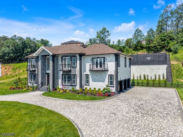 125 Hamilton Trl, Totowa Boro, NJ 07512