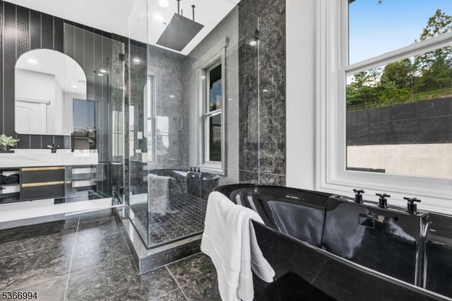 125 Hamilton Trl, Totowa Boro, NJ 07512