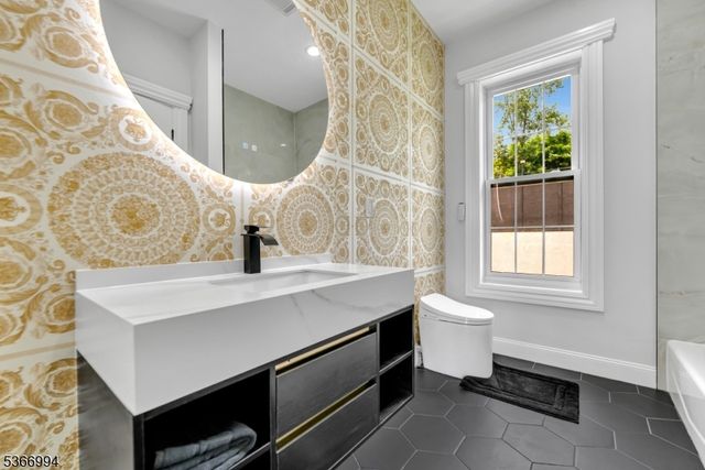 125 Hamilton Trl, Totowa Boro, NJ 07512