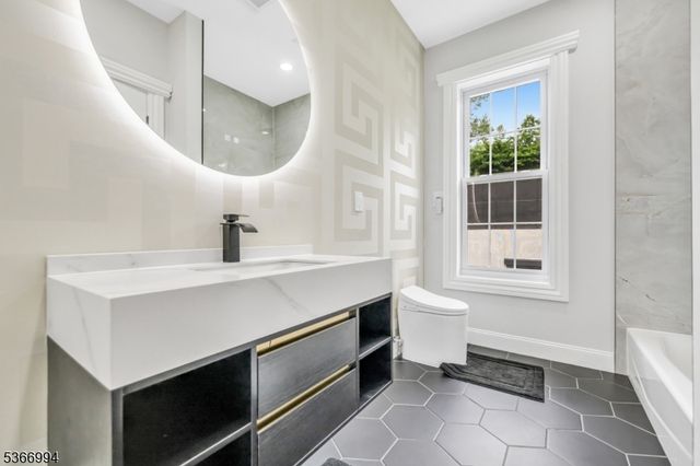 125 Hamilton Trl, Totowa Boro, NJ 07512