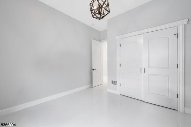 125 Hamilton Trl, Totowa Boro, NJ 07512