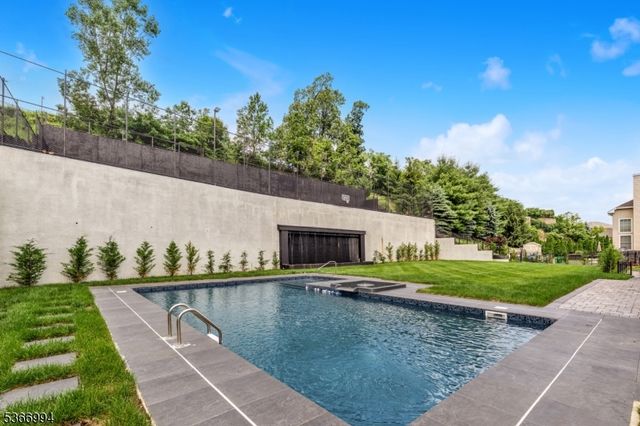 125 Hamilton Trl, Totowa Boro, NJ 07512