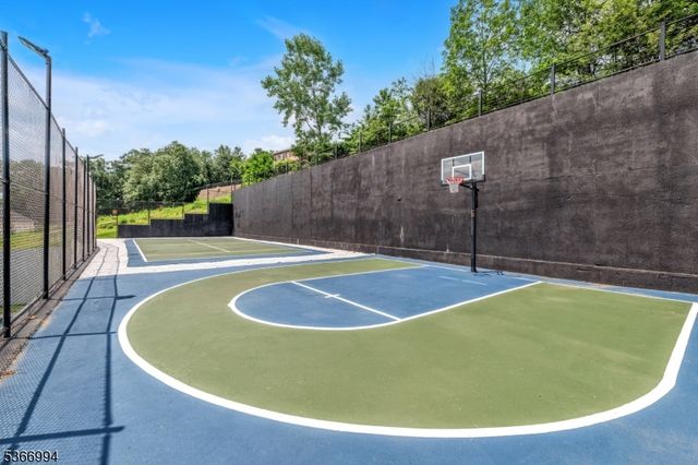 125 Hamilton Trl, Totowa Boro, NJ 07512