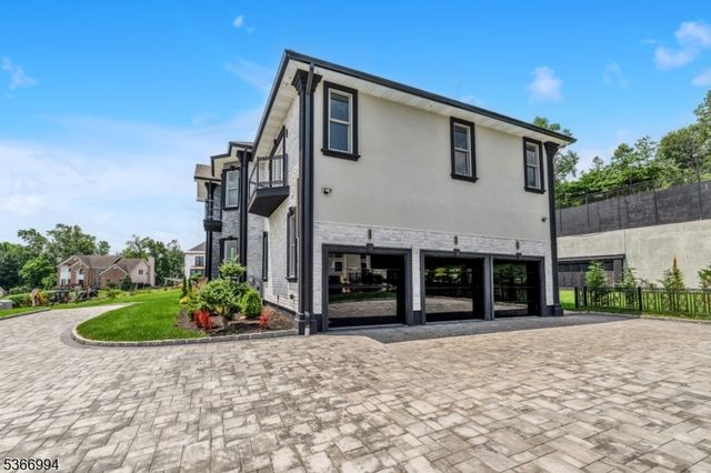 125 Hamilton Trl, Totowa Boro, NJ 07512