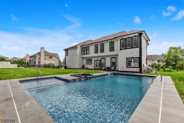 125 Hamilton Trl, Totowa Boro, NJ 07512