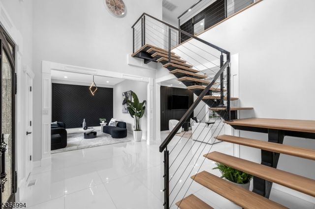 125 Hamilton Trl, Totowa Boro, NJ 07512