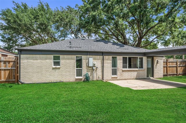 15826 Stonehaven Drive, Houston, TX 77059