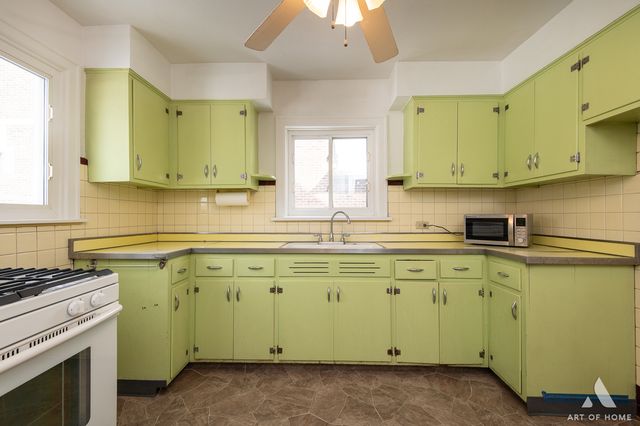 6908 N Mendota Avenue, Chicago, IL 60646