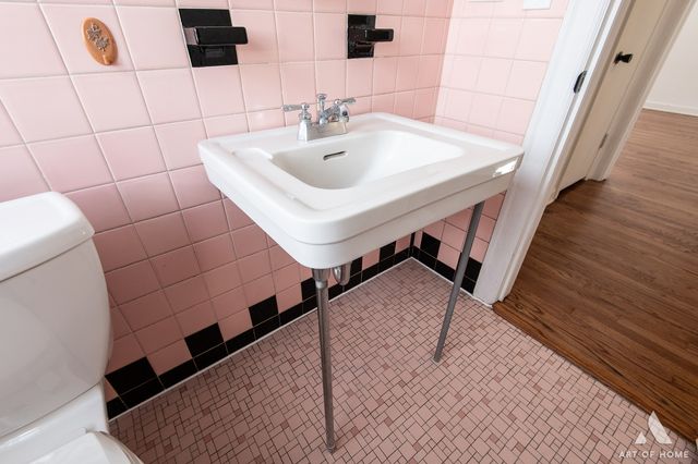 6908 N Mendota Avenue, Chicago, IL 60646