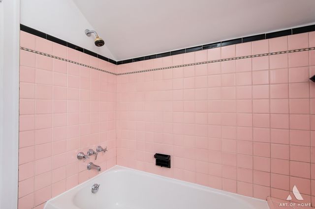 6908 N Mendota Avenue, Chicago, IL 60646