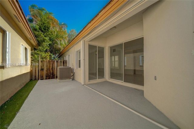 2924 NW 99th Pl, Doral, FL 33172