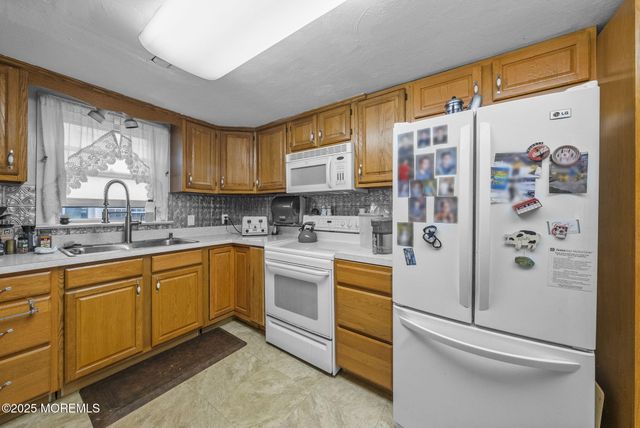 17 Wood Avenue, Englishtown, NJ 07726