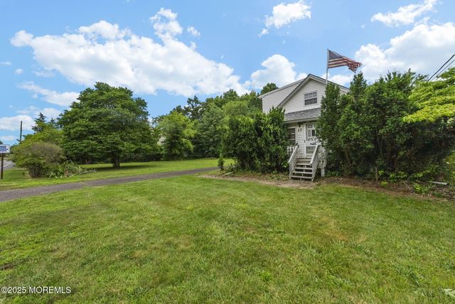 17 Wood Avenue, Englishtown, NJ 07726