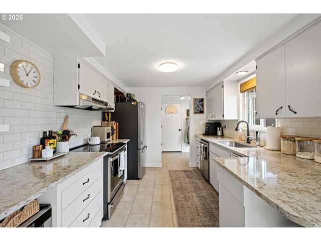 2240 VALHALLA St, Eugene, OR 97401
