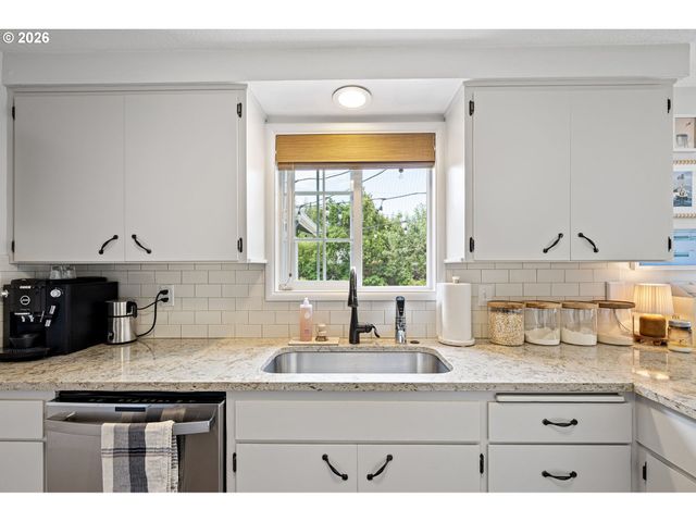 2240 VALHALLA St, Eugene, OR 97401