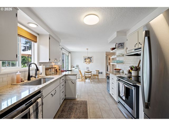 2240 VALHALLA St, Eugene, OR 97401