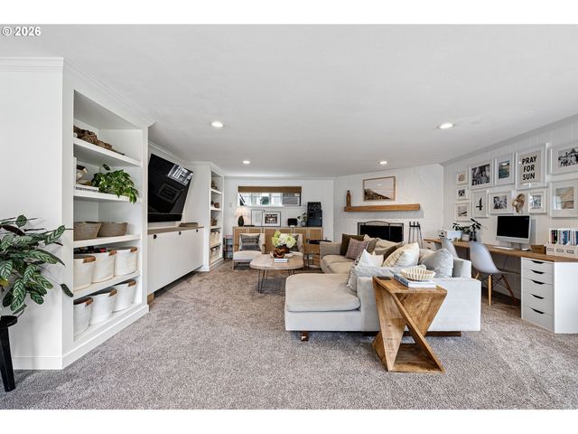 2240 VALHALLA St, Eugene, OR 97401