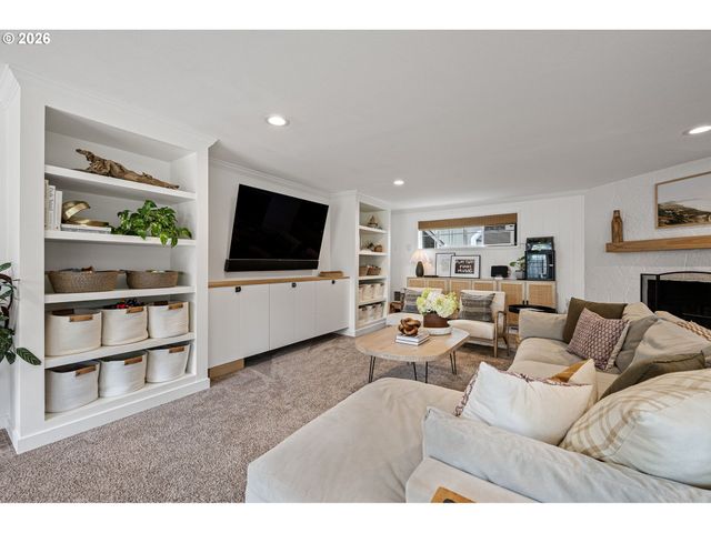 2240 VALHALLA St, Eugene, OR 97401