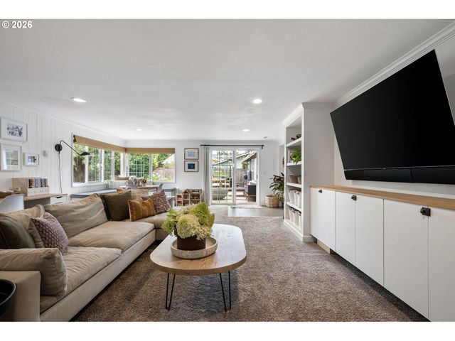 2240 VALHALLA St, Eugene, OR 97401
