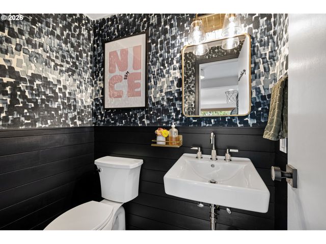 2240 VALHALLA St, Eugene, OR 97401