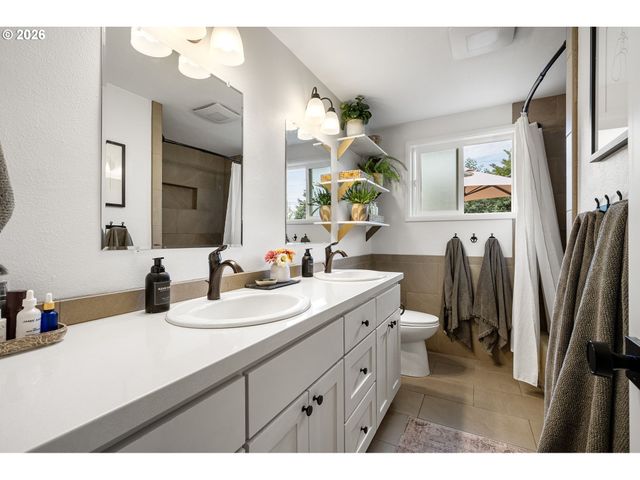 2240 VALHALLA St, Eugene, OR 97401
