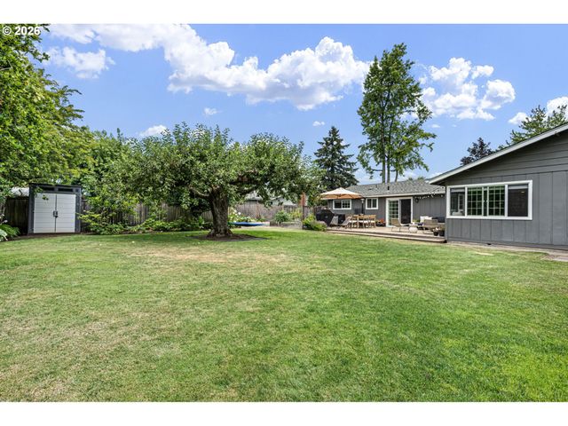 2240 VALHALLA St, Eugene, OR 97401