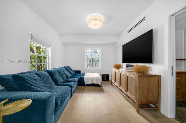 939 W 47th Ct, Miami Beach, FL 33140