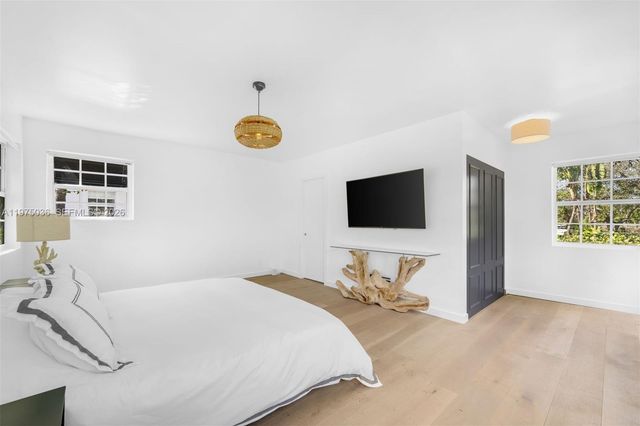 939 W 47th Ct, Miami Beach, FL 33140