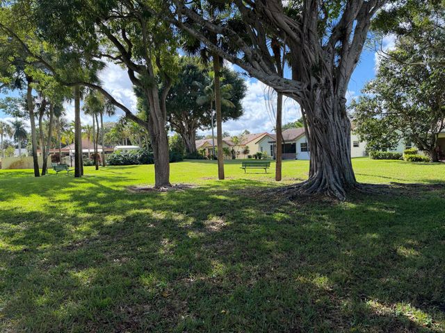 10522 Greenbriar Court, Boca Raton, FL 33498