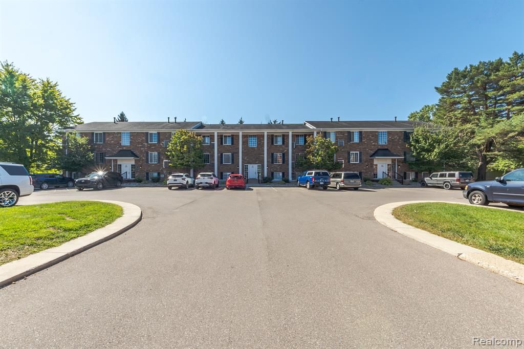 505 W Highland Road, Howell, MI 48843