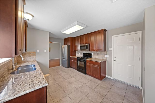 3504 Stonegate Circle, Pearland, TX 77584