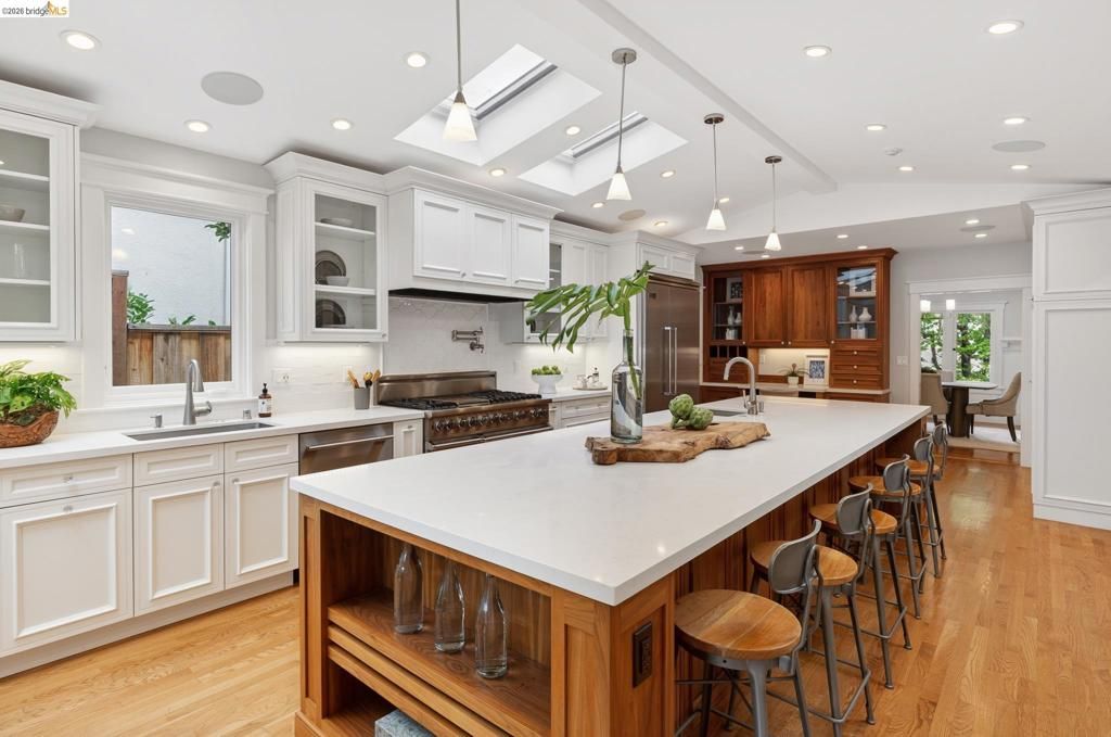 Image 14 of property listing at 153 Arbor Dr, Piedmont, CA 94610