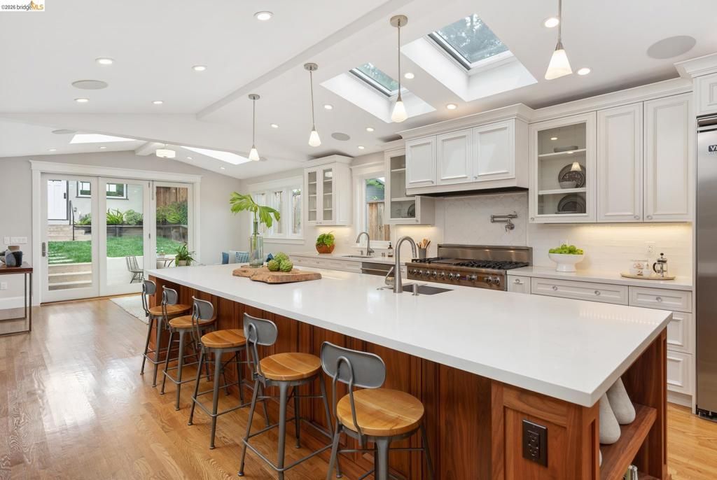 Image 16 of property listing at 153 Arbor Dr, Piedmont, CA 94610