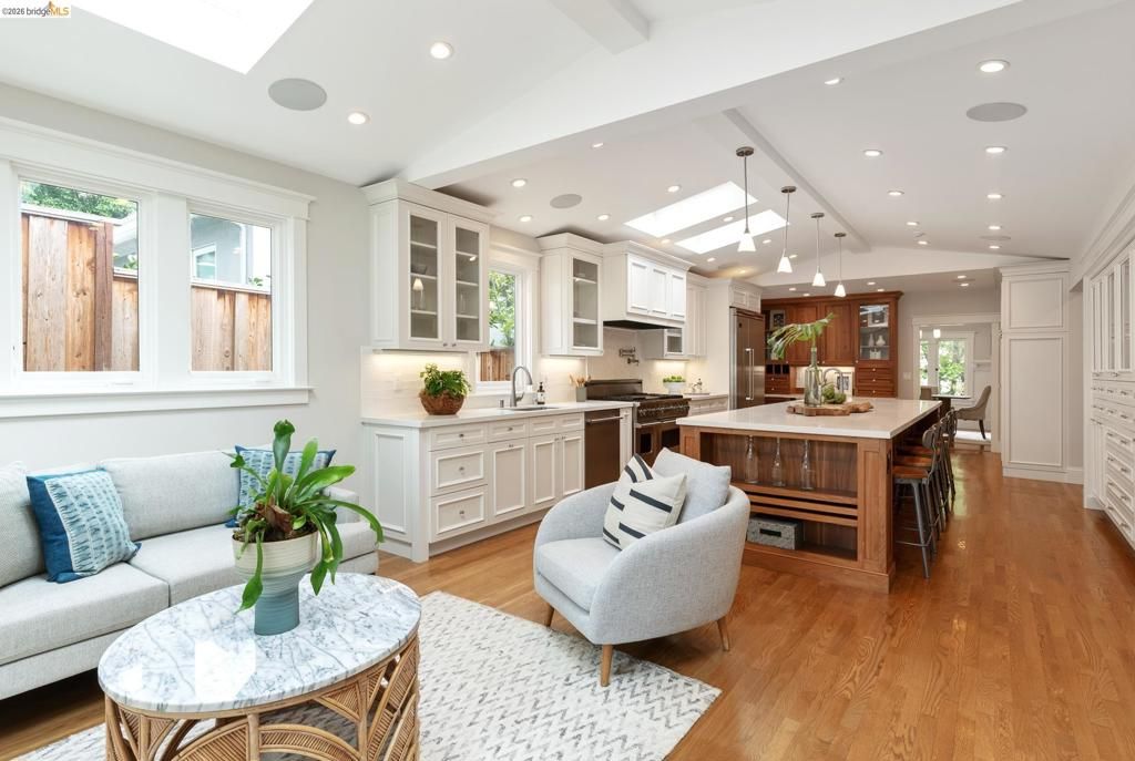 Image 21 of property listing at 153 Arbor Dr, Piedmont, CA 94610