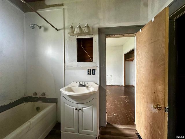 111 E WALKER Street, Galatia, IL 62935