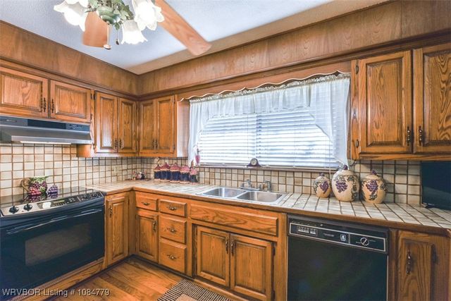 407 Ray Fine Boulevard, Roland, OK 74954