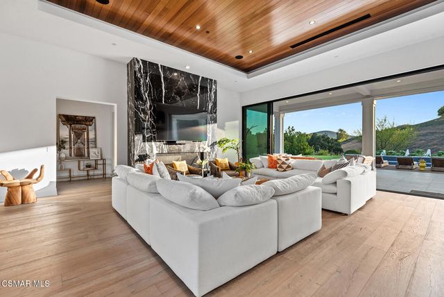 2111 High Knoll Circle, Westlake Village, CA 91362