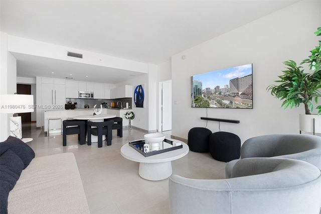 88 SW 7th St 1010, Miami, FL 33130