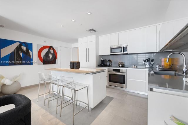 88 SW 7th St 1010, Miami, FL 33130