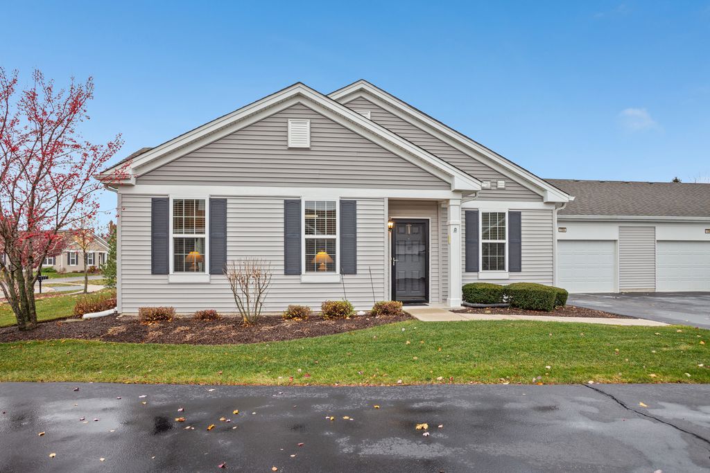 1594 Hannah Lane 1112, Pingree Grove, IL 60140