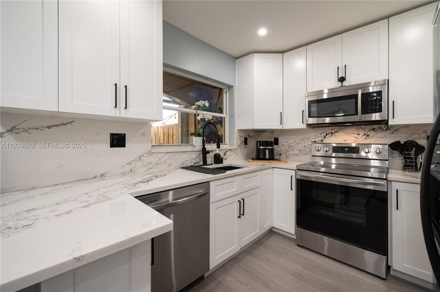 15863 SW 71st St 15863, Miami, FL 33193