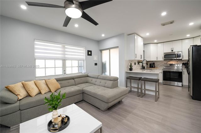 15863 SW 71st St 15863, Miami, FL 33193