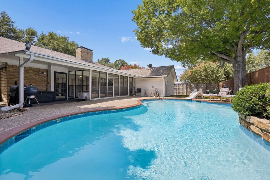 2813 Raintree Drive, Carrollton, TX 75006