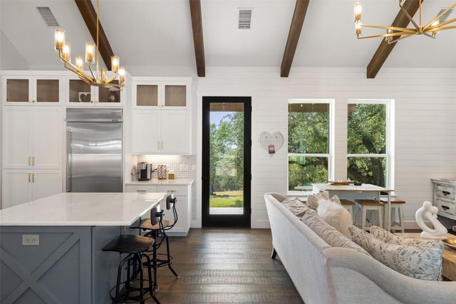 810 Kothmann RD, Dripping Springs, TX 78620
