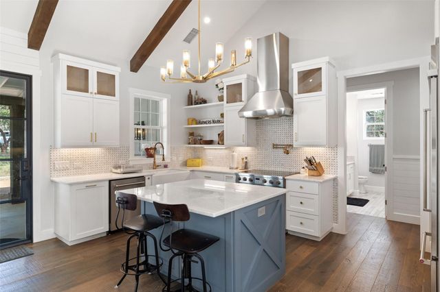 810 Kothmann RD, Dripping Springs, TX 78620