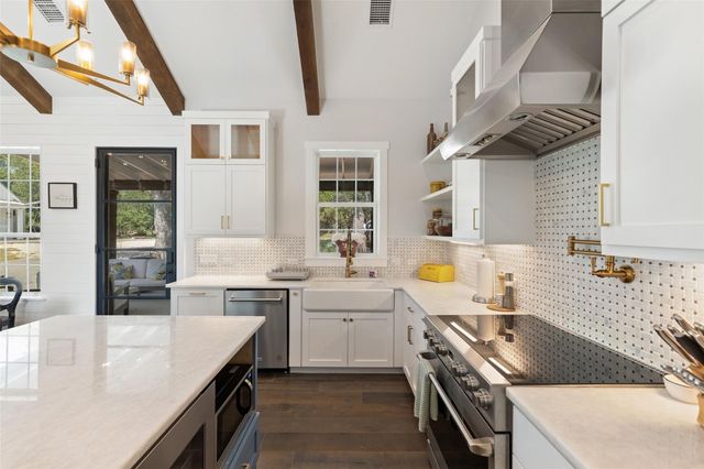810 Kothmann RD, Dripping Springs, TX 78620